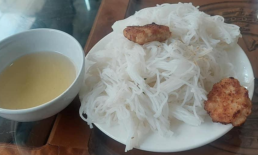 Suất bún 35.000 đồng có hai miếng chả gây tranh cãi