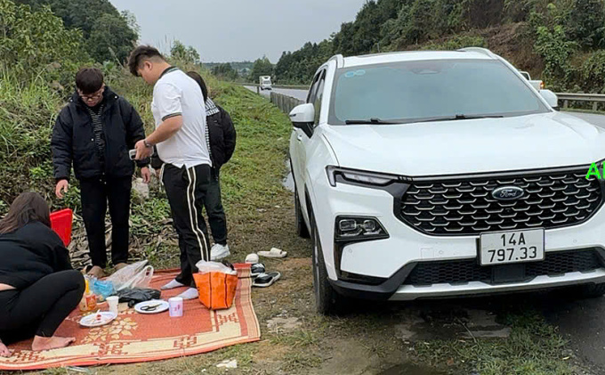 Tài xế dừng xe ăn cơm trên cao tốc bị phạt 13 triệu đồng