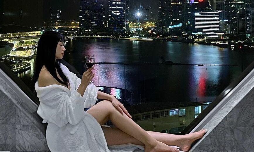 Tâm Tít thuê khách sạn 'sống ảo' nổi tiếng ở Singapore
