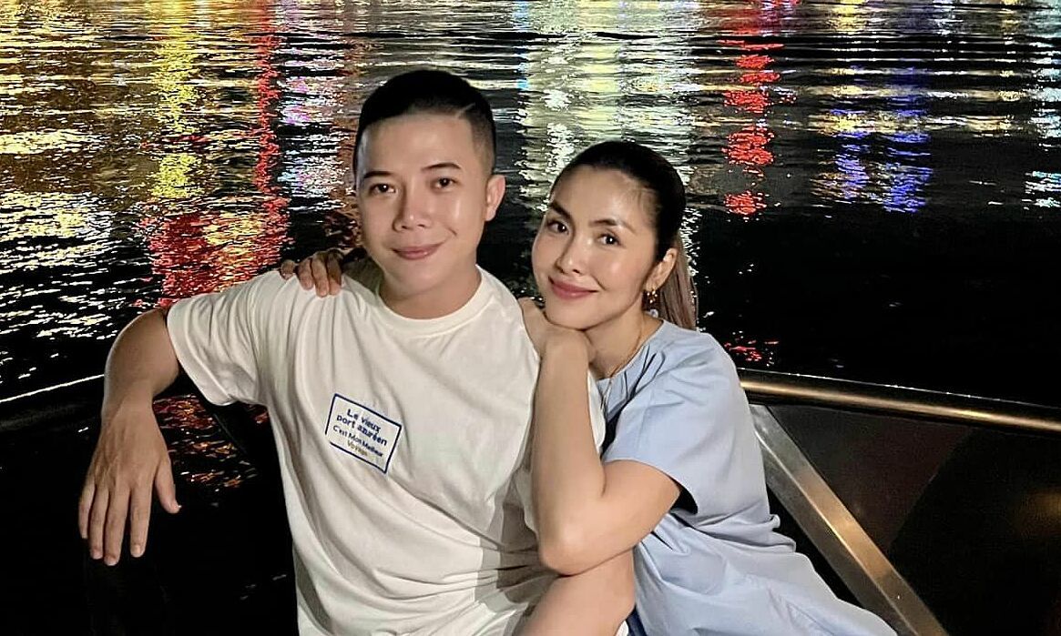 Tăng Thanh Hà đi du thuyền ngắm pháo hoa cùng hội bạn