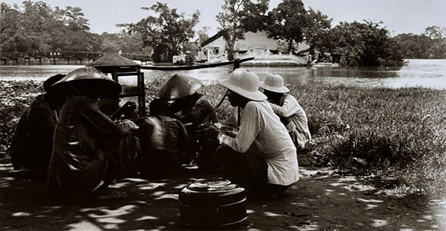 Tập ảnh về cảnh buôn bán ở Hà Nội xưa qua ảnh đen trắng