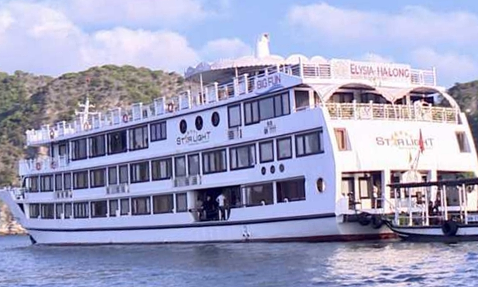 Tàu 5 sao cho khách tắm biển 'chui' trên vịnh Hạ Long