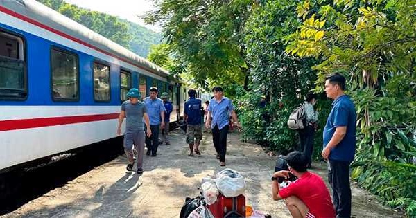 Tàu Bắc Nam lại trật bánh khi đi qua đường sắt ở Huế