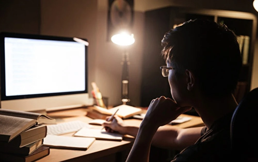 Thức khuya gây suy thận: 3 dấu hiệu cảnh báo