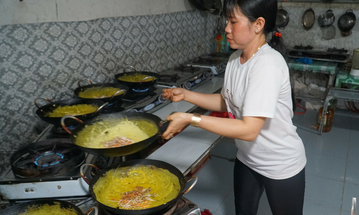 Thưởng thức món bánh xèo rau rừng trên đỉnh núi cao nhất miền Tây