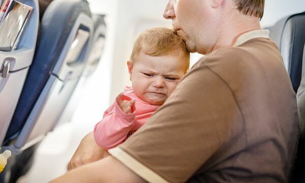 Tiếp viên bày cách giúp trẻ bớt khóc trên máy bay