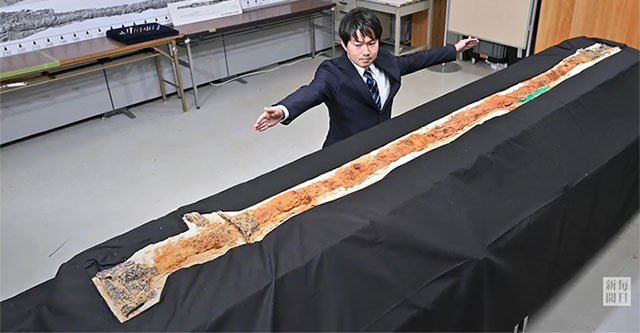 Tìm thấy thanh kiếm khổng lồ dài 2,37m ở cố đô Nhật Bản