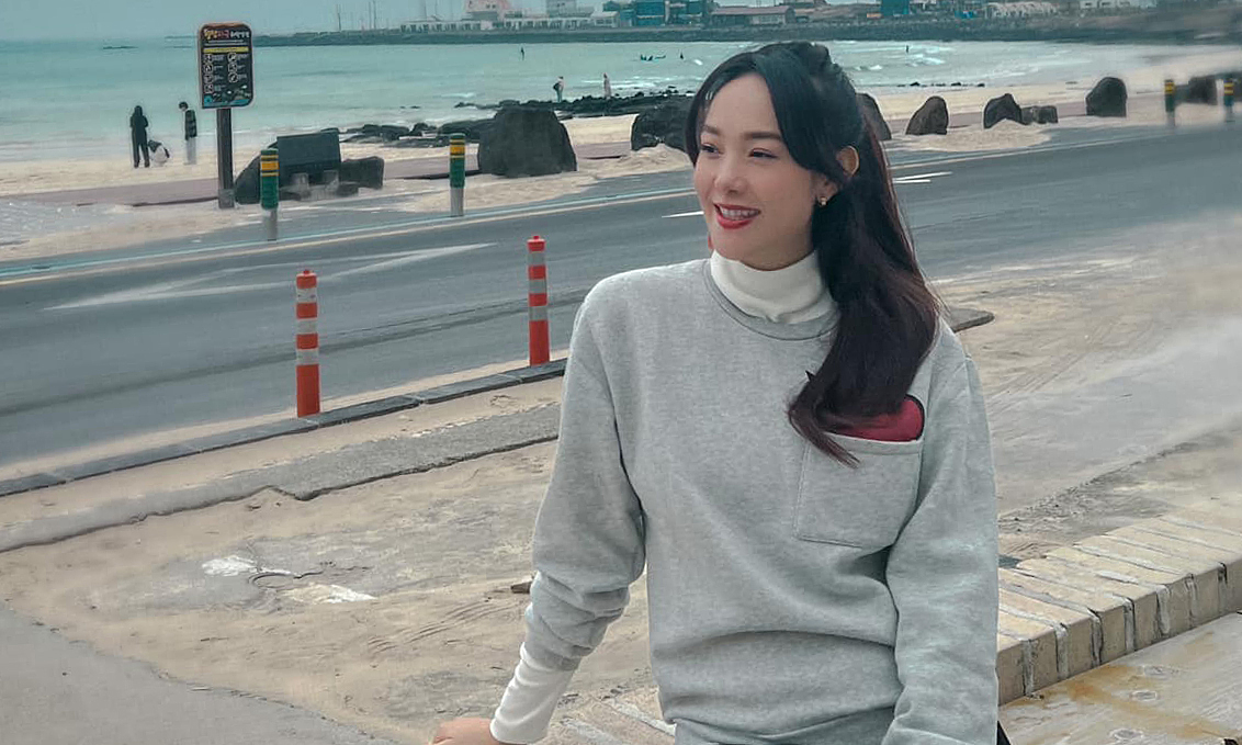 Trang phục che bụng bầu 4 tháng của Minh Hằng