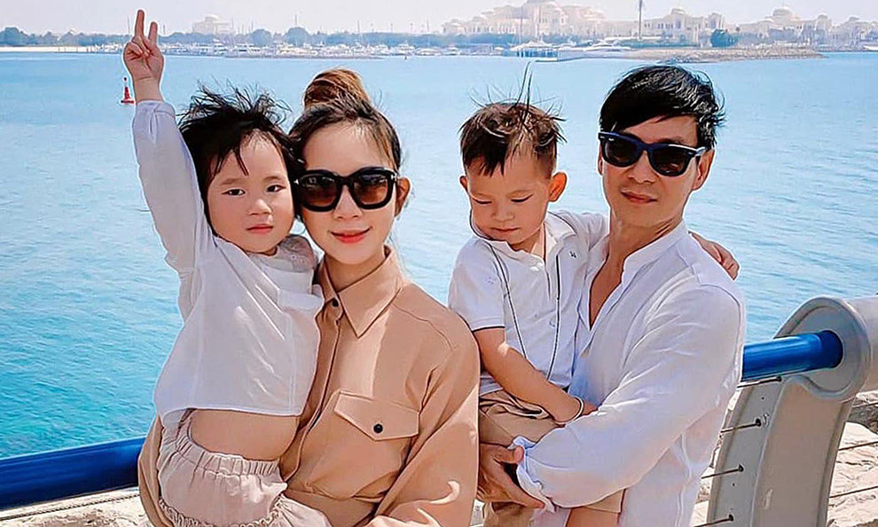 Trang phục du lịch đồng điệu của nhà Lý Hải - Minh Hà