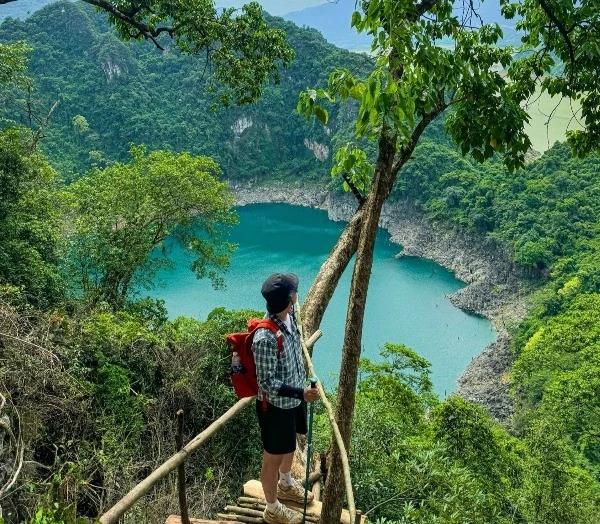 Trekking Hồ Mắt Ngọc 'viên ngọc xanh' giữa rừng Hòa Bình