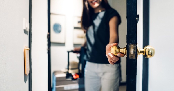 Trước khi vào phòng khách sạn bạn nên làm điều này