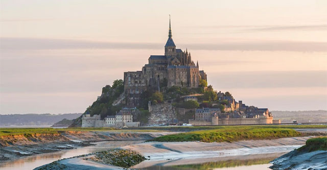 Tu viện thời Trung Cổ Mont Saint-Michel 1.000 tuổi giữa lòng biển