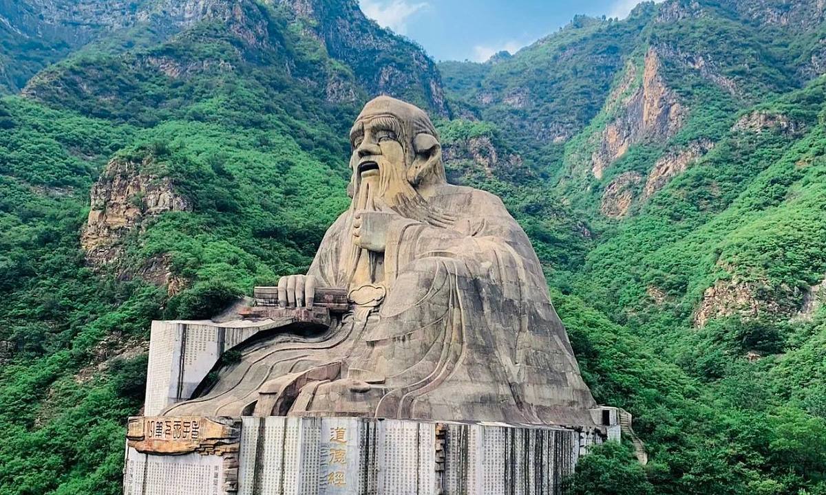 Tượng Lão Tử khổng lồ như tòa cao ốc giữa núi rừng