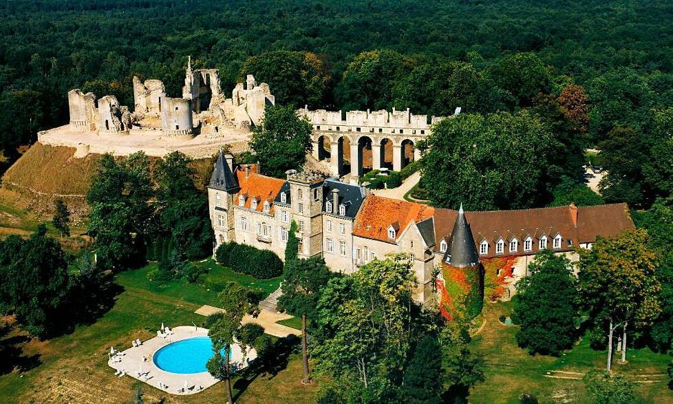 Tuyết Lan nhận lời cầu hôn ở lâu đài Pháp có tuổi đời 800 năm