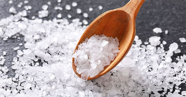 Vì sao khi leo núi lại phải mang theo muối và bột vôi?