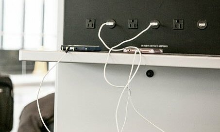 Sạc USB công cộng: Nguy hiểm cho dữ liệu và tiền