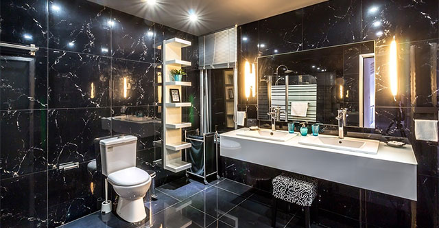 Vì sao phải bật đèn nhà vệ sinh khi ngủ trong khách sạn?