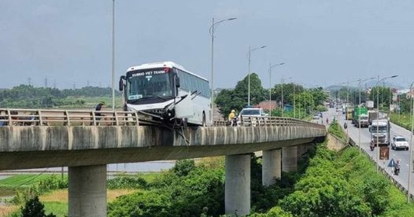 Xe khách 45 chỗ mất lái lơ lửng trên thành cầu
