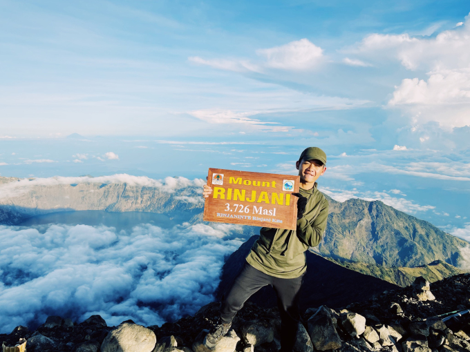 Đức Tài thành công chinh phục núi lửa Rinjani ở độ cao gần 4.000 m.