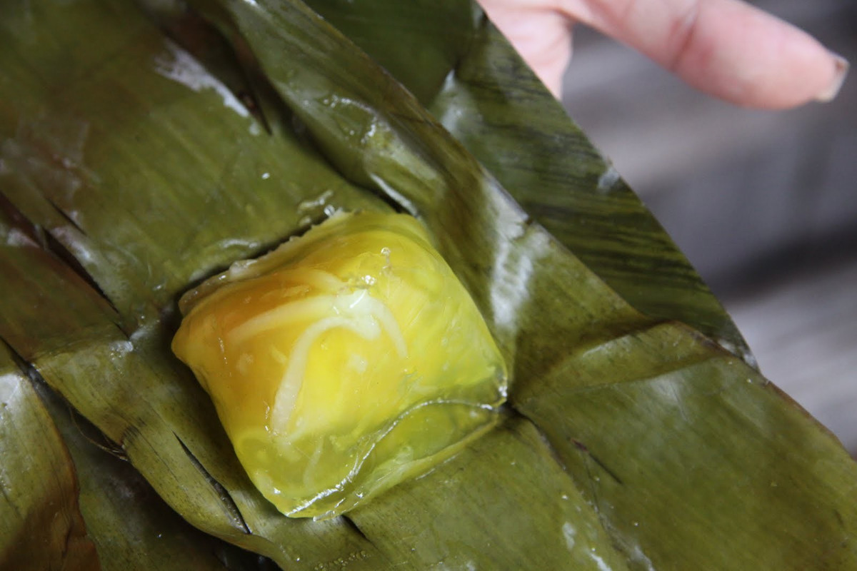 Bánh phu thê lại gợi nhắc câu chuyện vợ chồng thủy chung, với lớp vỏ mềm, nhân đậu xanh ngọt thanh, từng là món quà lưu giữ tình nghĩa trong gia đình phố cổ. Ảnh IViVu