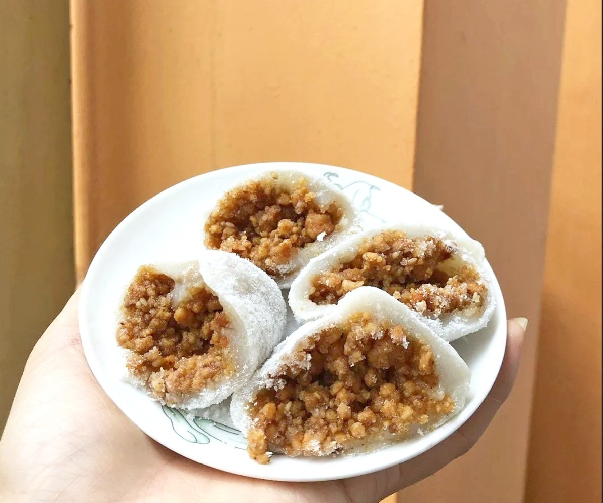 Bánh xoài là món ngọt dịu, làm từ bột nếp, dừa nạo và đường, hình dáng nhỏ như hạt xoài. Bánh gợi niềm may mắn, thường dùng trong lễ hội và cưới hỏi, giữ hồn xưa của phố cổ. Ảnh MIA