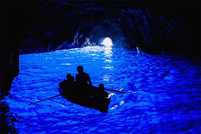 Khung cảnh ảo diệu trong hang động Blue Grotto với dòng nước phát sáng