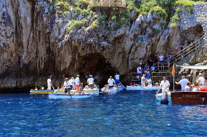 Lối vào Blue Grotto tấp nập tàu du lịch ở thời điểm hiện tại