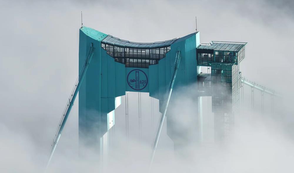 Đây không chỉ là công trình giao thông quan trọng mà còn là điểm đến lý tưởng cho những ai yêu cảm giác phiêu lưu và muốn ngắm nhìn thiên nhiên hùng vĩ từ trên cao. Ảnh CGTN