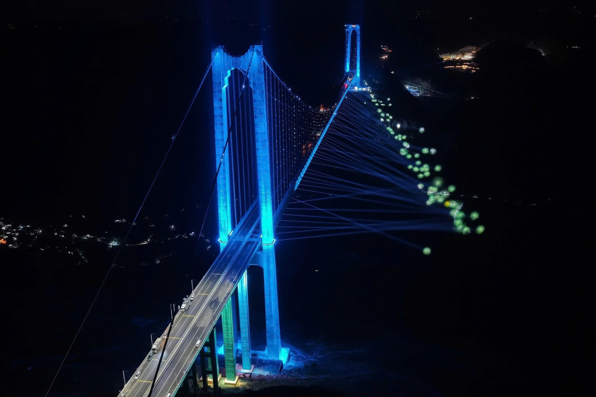 Với kiến trúc hiện đại, các tiện ích hấp dẫn và vị trí độc đáo, cầu Hoa Giang đang dần trở thành biểu tượng mới của du lịch Quý Châu, hứa hẹn thu hút du khách trong và ngoài nước trong những năm tới. Ảnh VCG