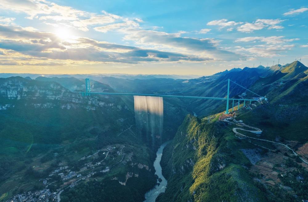 Điểm nhấn của cầu Hoa Giang là quán cà phê nằm ngay trên đỉnh, cao khoảng 800m so với mặt nước sông – tương đương hai tháp Eiffel xếp chồng. Ảnh QQ