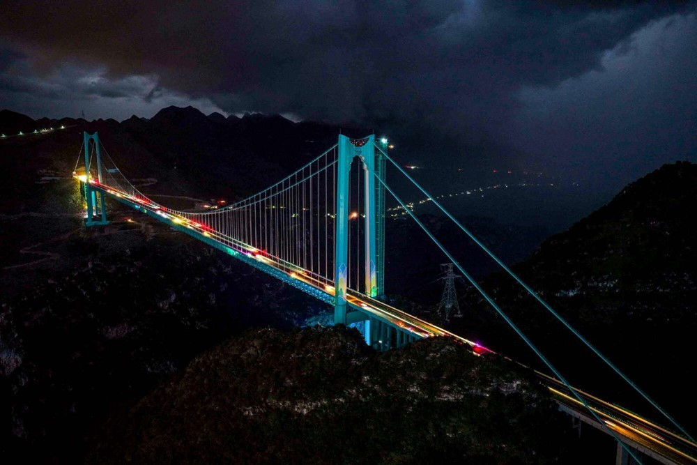 Chỉ mất một phút di chuyển bằng thang máy cao 207m, du khách đã có thể thưởng thức cà phê trong không gian lơ lửng, giữa mây trời và núi non trùng điệp, mang đến trải nghiệm vừa lãng mạn vừa hồi hộp. Ảnh QQ