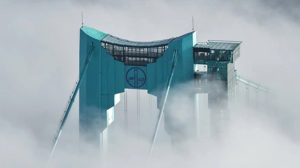 Bên cạnh quán cà phê, cầu còn sở hữu phòng quan sát bằng kính rộng 1.000m², nhìn thẳng xuống vực sâu hơn 600m. Ảnh CGTN