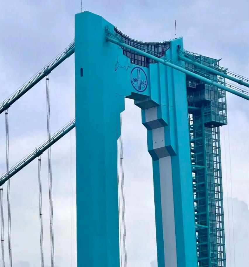 Từ đây, du khách có thể phóng tầm mắt chiêm ngưỡng hẻm núi Hoa Giang, nơi nổi tiếng với những vết nứt độc đáo trên địa hình, được mệnh danh là “vết nứt của Trái đất”. Ảnh Xinhua