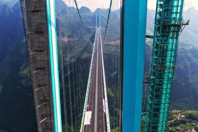 Đối với những ai ưa cảm giác mạnh, cầu Hoa Giang cũng cung cấp nhiều hoạt động mạo hiểm: nhảy bungee, trải nghiệm nhảy dù ở độ cao thấp, hoặc thử đi thăng bằng trên không. Ảnh VCG