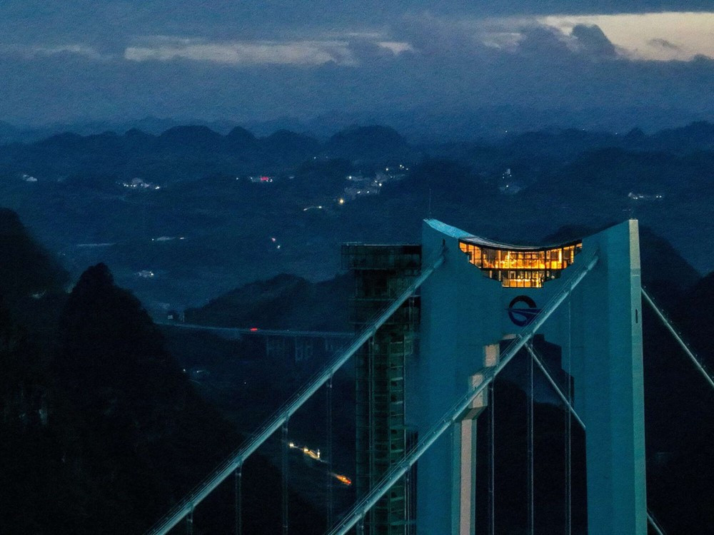 Những trải nghiệm này giúp du khách vừa thỏa mãn niềm đam mê mạo hiểm, vừa có cơ hội chiêm ngưỡng toàn cảnh thiên nhiên từ vị trí độc nhất vô nhị. Ảnh CGTN