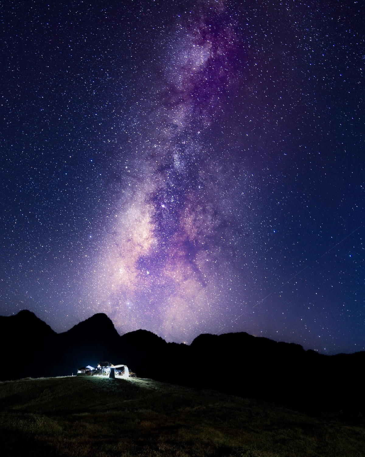 Những ngày này, Suối Bon ở xã Vân Hồ, huyện Vân Hồ, Sơn La trở thành điểm đến đầy mới mẻ đối với tín đồ du lịch, đặc biệt là những ai mê cắm trại và thích trải nghiệm thiên nhiên hoang sơ. Ảnh Nguyễn Hồng Nhật