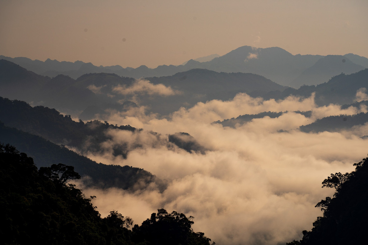 Cách trung tâm Mộc Châu khoảng 25 km, bản nhỏ này nằm lọt thỏm giữa núi đồi, chỉ cách quốc lộ 6 khoảng 3 km. Ảnh Nguyễn Hồng Nhật