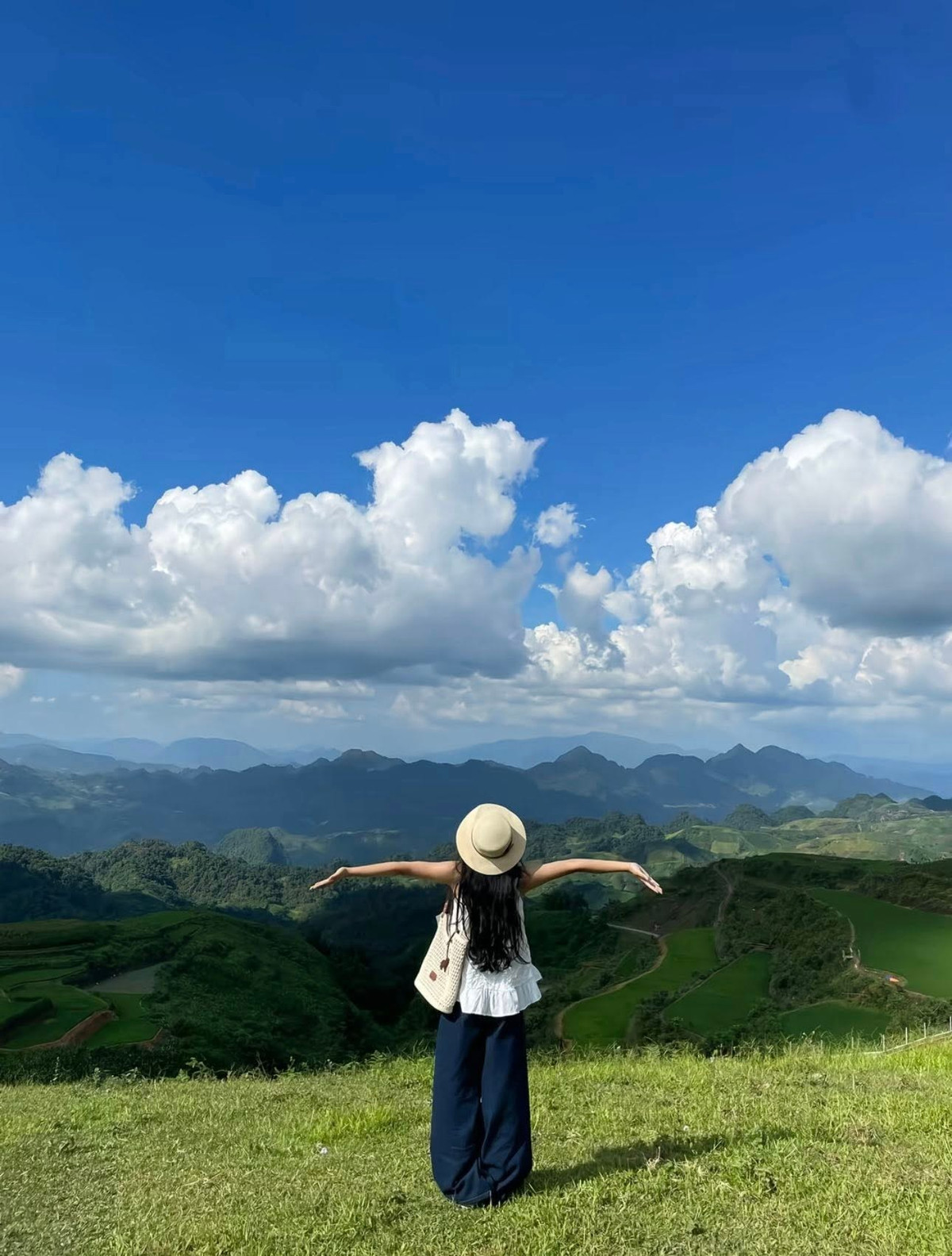 Con đường dẫn vào bản không quá khó đi, chủ yếu bằng phẳng, chỉ có đoạn cuối khoảng 200 - 300 m là đường đá gập ghềnh, du khách nên chạy chậm để đảm bảo an toàn. Từ Hà Nội, du khách có thể di chuyển bằng xe khách lên Mộc Châu rồi thuê xe máy để tiếp tục hành trình, hoặc đi ô tô tự lái theo hướng quốc lộ 6. Ảnh Van la Tchang