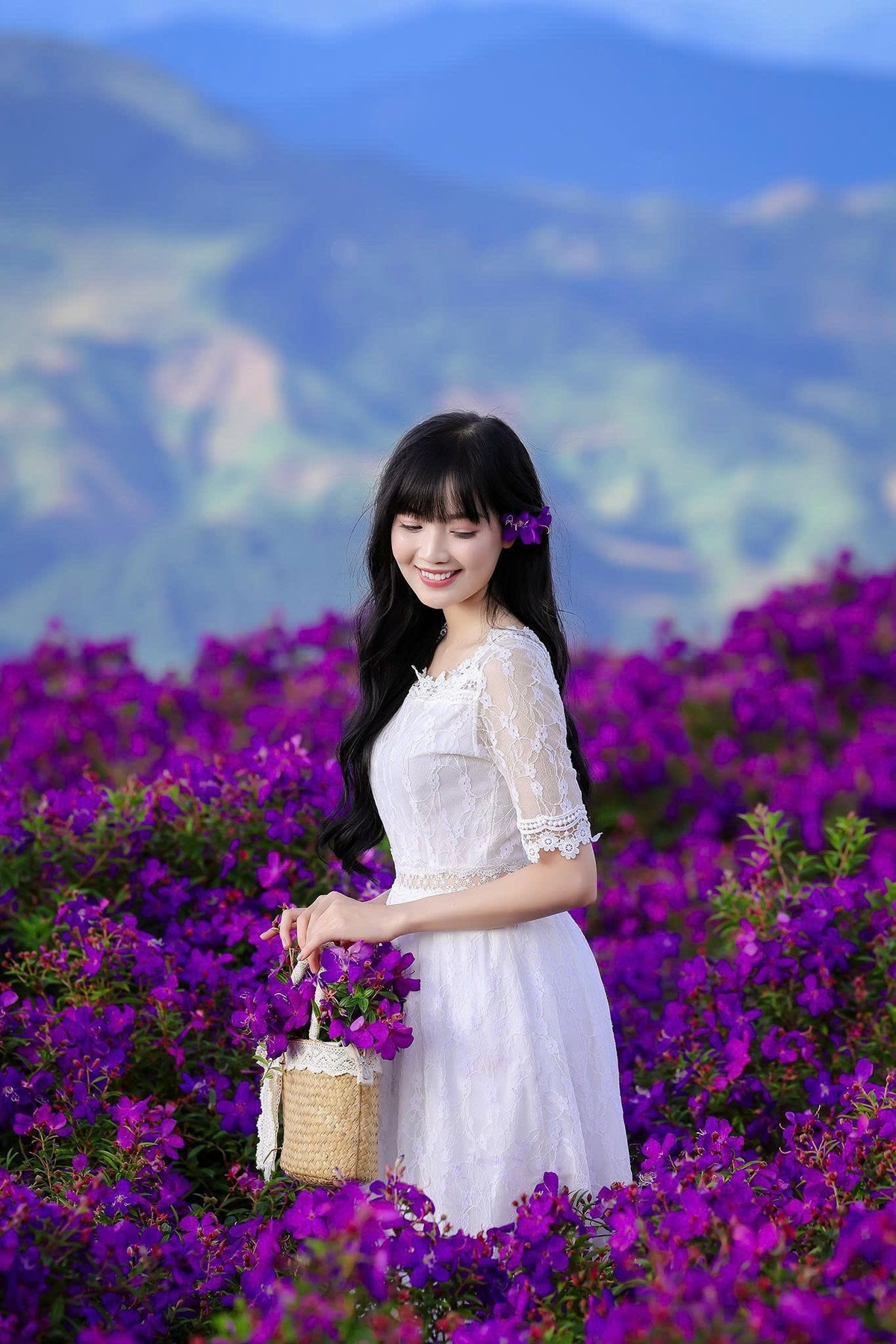 Khi tới nơi, cả một đồi sim tím hiện ra, trải rộng bạt ngàn, đẹp nhất vào mùa hoa nở từ tháng 5 đến tháng 7. Vẻ lãng mạn ấy đã biến Suối Bon thành một tọa độ check-in lý tưởng cho những ai yêu thích nhiếp ảnh và muốn lưu giữ khoảnh khắc giữa thiên nhiên. Ảnh Lê Hải