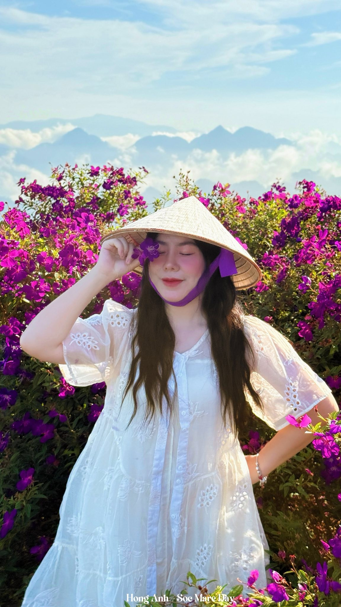 Không chỉ có hoa sim, đồi Suối Bon còn là điểm săn mây nổi tiếng. Mỗi buổi sớm, khi màn sương còn phủ kín thung lũng, du khách chỉ cần đứng trên đồi là có thể thu trọn khung cảnh mây trắng bồng bềnh, bảng lảng dưới ánh nắng đầu ngày. Ảnh Hong Anh