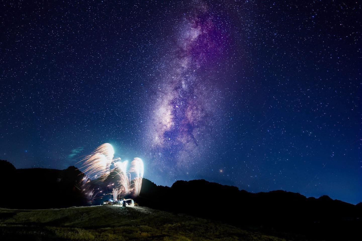 Điều làm nên sự khác biệt của Suối Bon chính là vẻ đẹp khi đêm xuống. Giữa không gian yên ả, tách biệt khỏi phố thị, bầu trời đêm nơi đây trong vắt, không bị che lấp bởi ánh điện, khiến dải ngân hà hiện ra rõ ràng, huyền ảo. Ảnh Nguyễn Hồng Nhật