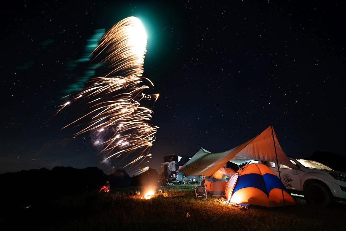 Nhiều nhóm bạn trẻ thường lựa chọn dựng lều trên đồi sim, cùng nhau đốt lửa trại, nướng đồ ăn và thức đêm để chờ ngắm bầu trời sao. Ảnh Nguyễn Hồng Anh