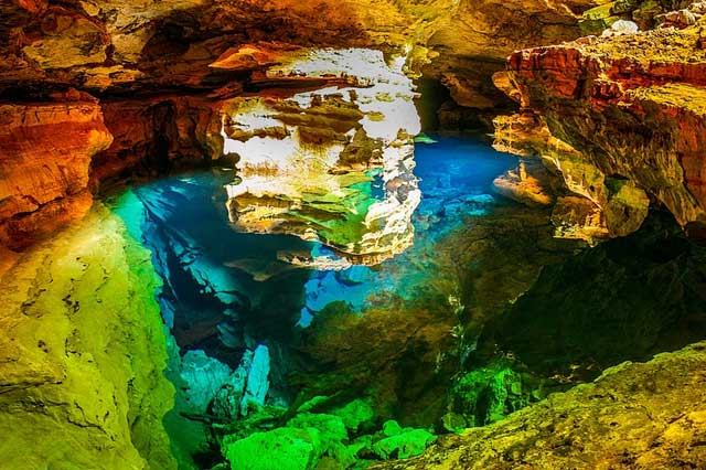 Một người tìm kiếm kim cương tình cờ tìm thấy hồ nước tàng hình trong hang động Poco Azul.