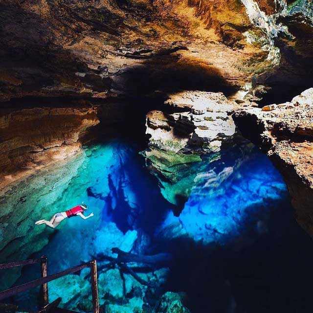 Hồ nước tàng hình khiến du khách cứ ngỡ mình đang bơi trong không trung. 