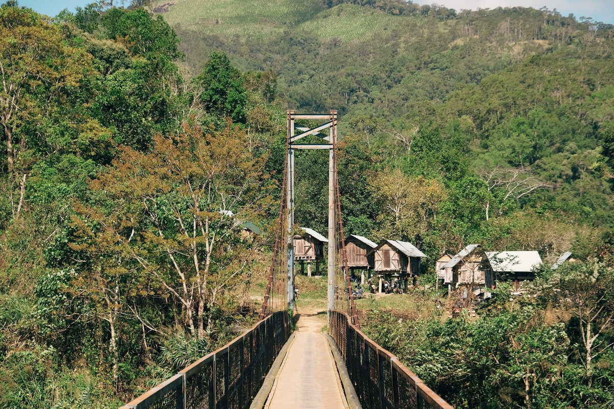 Khám phá các điểm đến lân cận như cầu treo làng Kon Tu Rằng