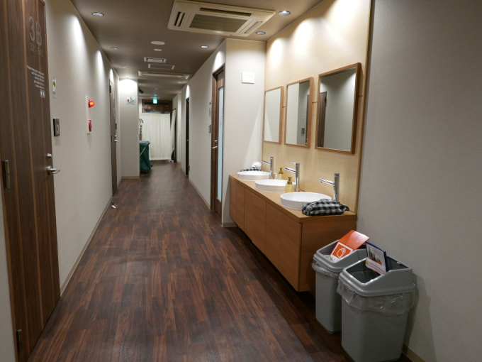 Bên trong nhà nghỉ bình dân ở Takayama có thiết kế thân thiện, thông thoáng. Ảnh: Trịnh Hằng