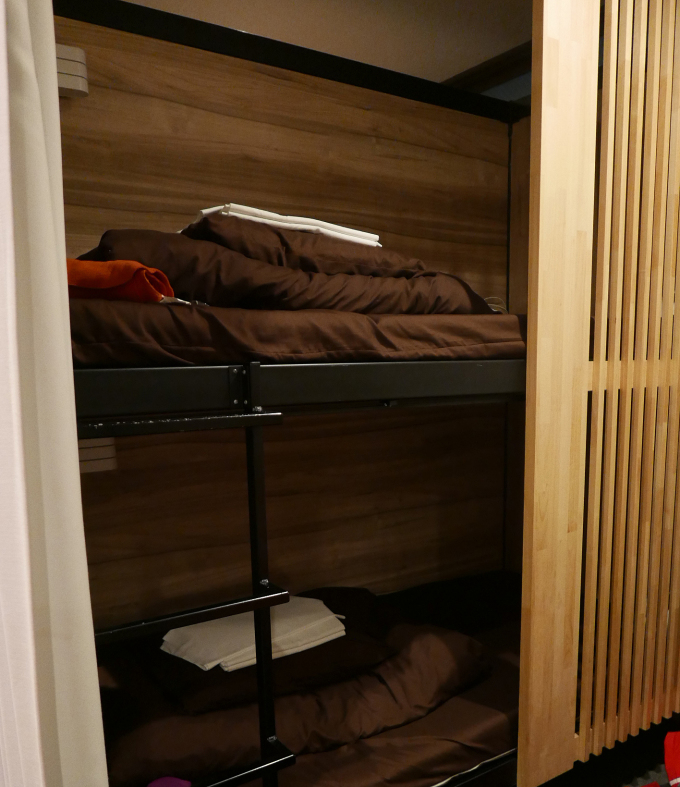 Giường tầng thiết kế riêng tư, có bộ chăn ga gối riêng cho từng khách. Ảnh: Trịnh Hằng