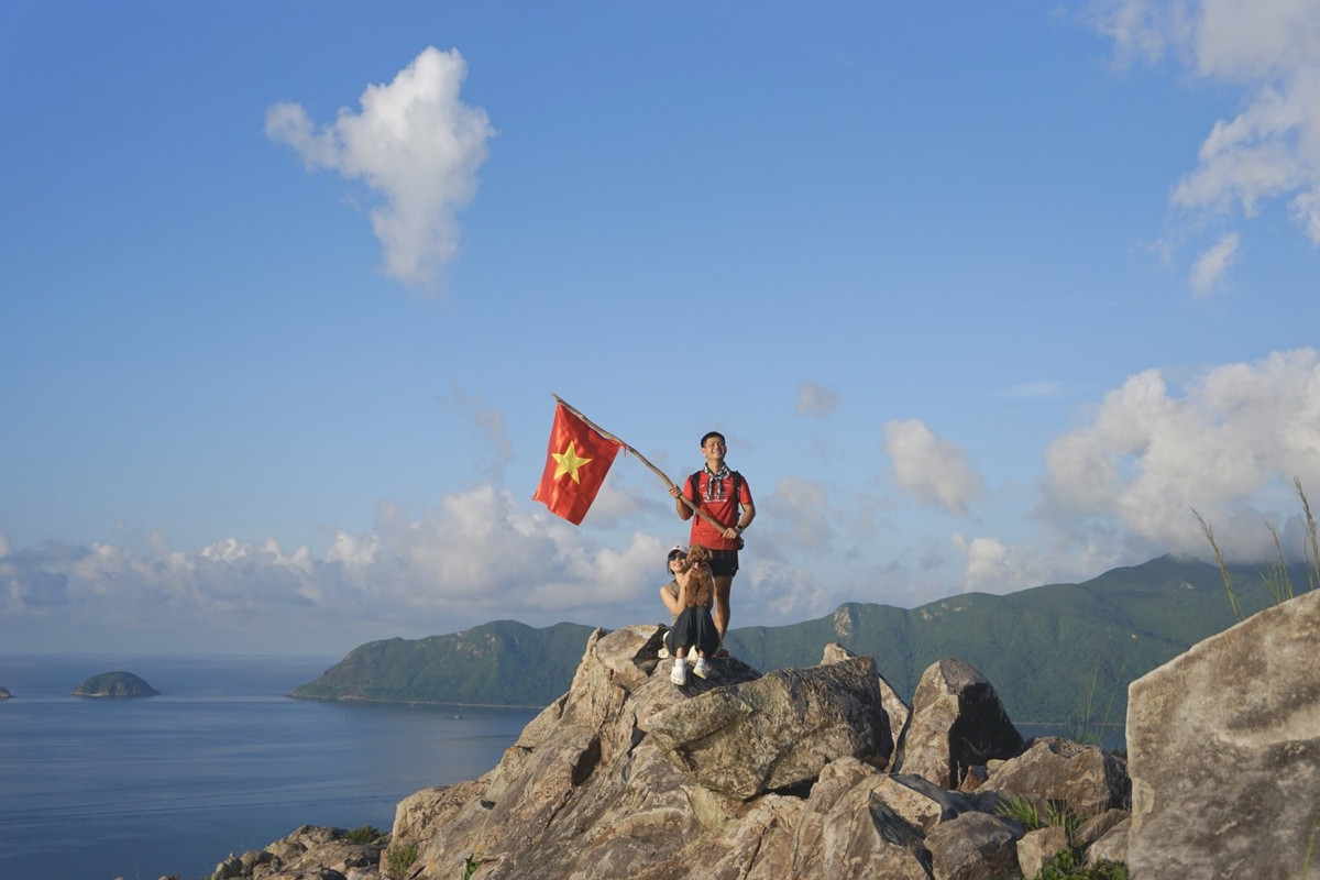 Nhắc đến Côn Đảo, nhiều du khách thường nghĩ ngay đến biển xanh, cát trắng, hệ thống di tích lịch sử và những bãi tắm hoang sơ. Thế nhưng, ít ai biết rằng trên hòn đảo này còn có một điểm trekking đầy thú vị – núi Lò Vôi, nơi được ví như “ban công trời” để chiêm ngưỡng toàn cảnh vịnh Côn Sơn. Ảnh Nhi Ng.