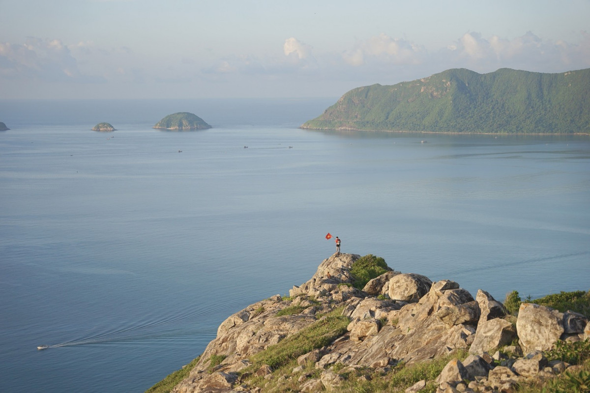 Nằm ở phía Đông Bắc đảo Côn Sơn, cách sân bay Côn Đảo khoảng 12 km, núi Lò Vôi cao 577 m so với mực nước biển. Ảnh Nhi Ng.