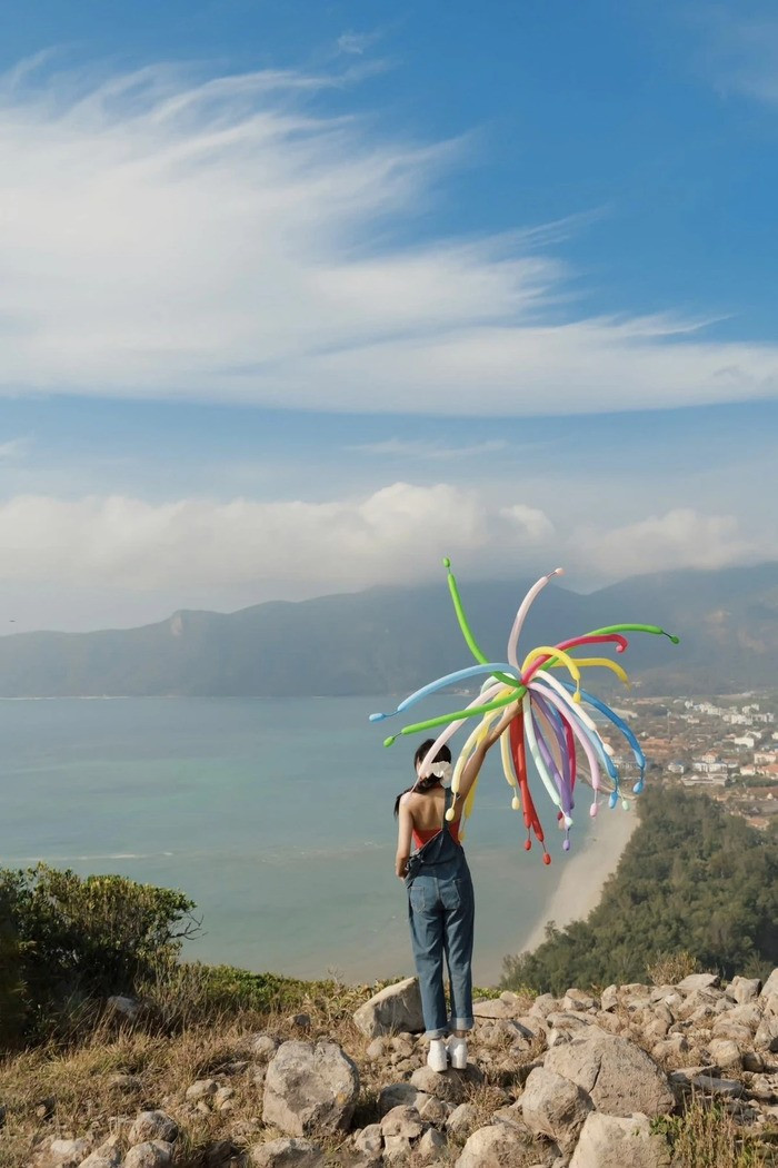 Để chuyến trekking trọn vẹn, du khách nên giữ nhịp thở ổn định, không vội vàng. Vào ngày mưa hoặc sương mù, đường trơn trượt, không nên leo núi. Nếu đi sớm, hãy chuẩn bị đèn pin và nên có bạn đồng hành. Đặc biệt, hãy tuân thủ nguyên tắc du lịch xanh: không xả rác, không mang đồ nhựa dùng một lần và tuyệt đối không sử dụng lửa trong rừng. Ảnh Nhi Ng
